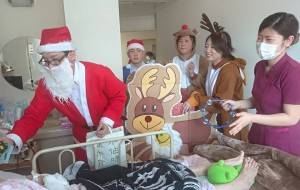 サンタクロースが病棟でプレゼントを配付